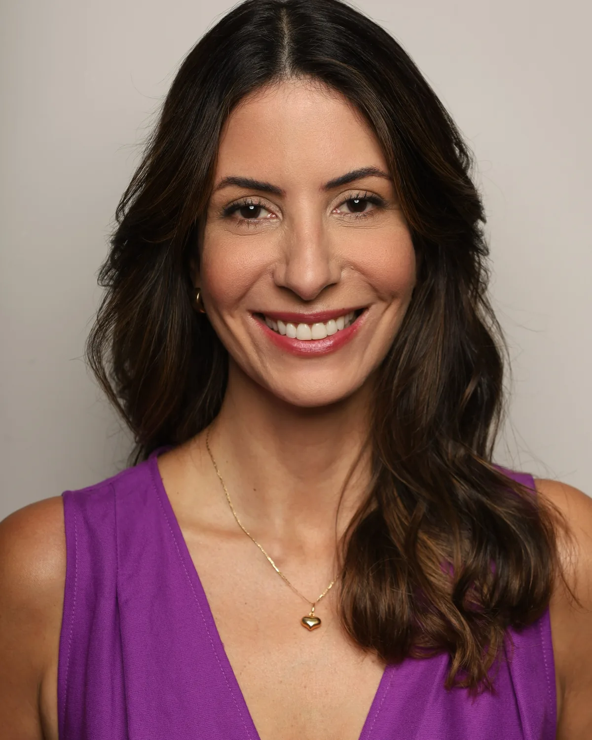 Fernanda Ciprianno em traje de evento, como mestre de cerimônia